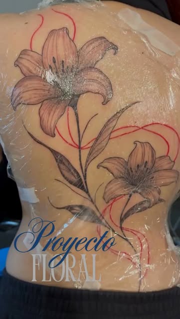 Tatuaje fino estilo botánico en el antebrazo con detalle de helecho y hojas