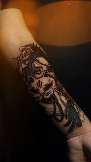 Tatuaje de león ornamental en estilo neotradicional con hojas doradas y flores